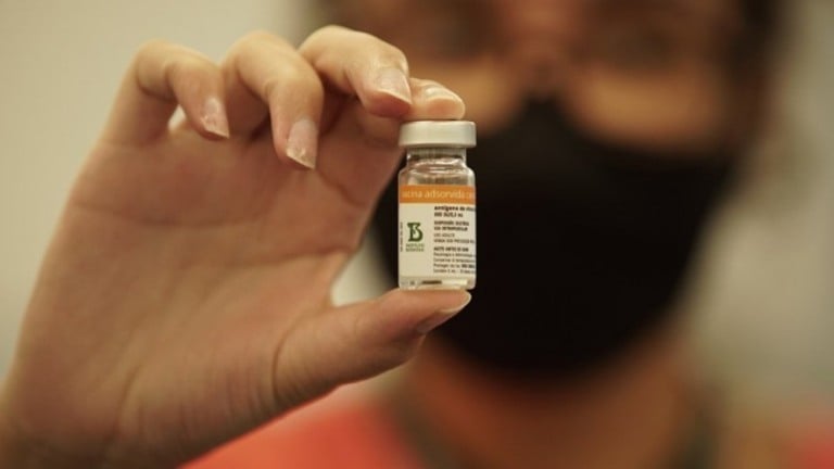 CoronaVac tem eficácia contra Ômicron, mostra estudo preliminar