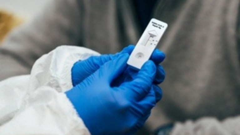Autoteste de Covid: saiba como funciona o exame proibido no Brasil