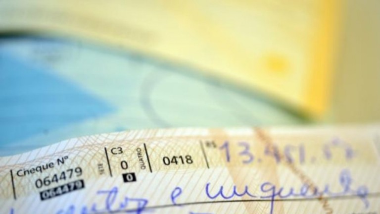 Uso de cheques no país cai 23% em 2021
