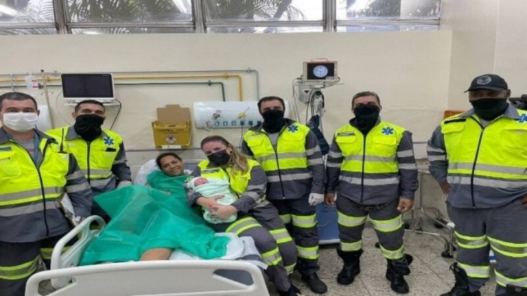RJ: mulher realiza parto de bebê em pedágio da Transolímpica