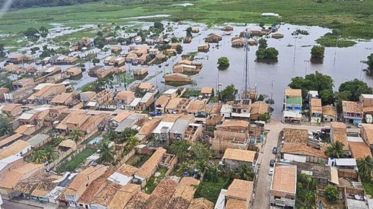 Nível de rio sobe e deixa bairros submersos no interior do Pará