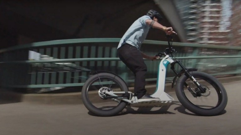 A-Rider Crossover é meio patinete e bicicleta e reboca até SUVs