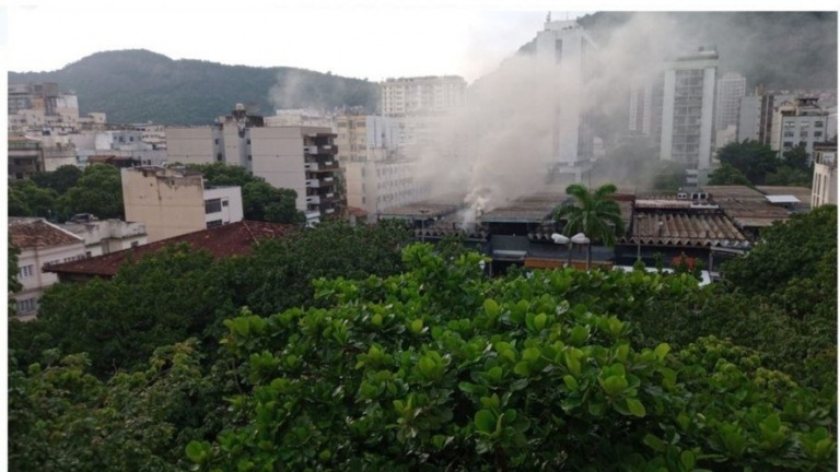VÍDEO: Incêndio atinge prédio da Cobal do Humaitá, na Zona Sul do Rio