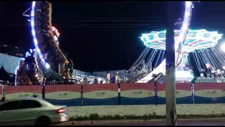 VÍDEO: bombeiros resgatam visitantes de brinquedo em Manaus