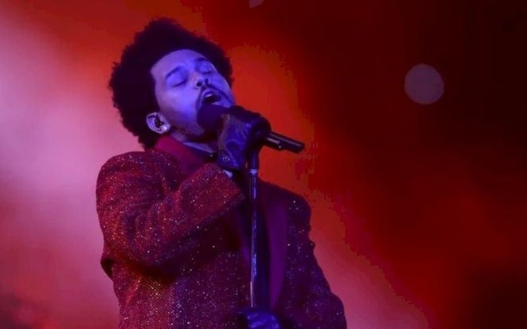 "Dawn FM" de The Weeknd ultrapassa "=" de Ed Sheeran e fica no topo da Billboard 200