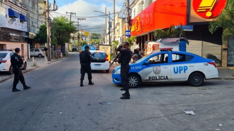 Mais de mil policiais realizam operação no Jacarezinho, no Rio
