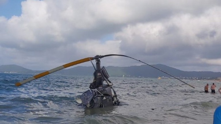 Helicóptero cai em praia de Florianópolis