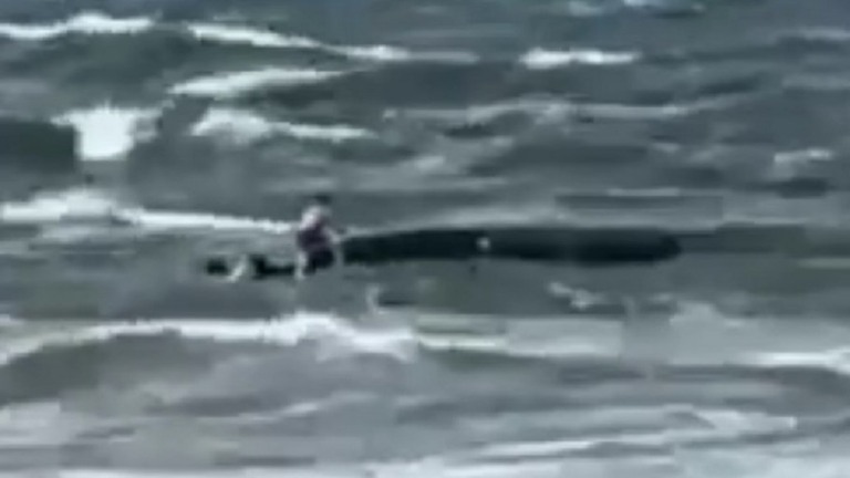 SC: vídeo mostra naufrágio de embarcação que matou duas pessoas