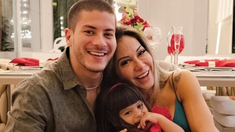 Filha de Arthur Aguiar e Maíra Cardi passa a noite na UTI