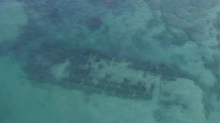 Navio naufragado no Rio em 1913 é visto em praia com água cristalina
