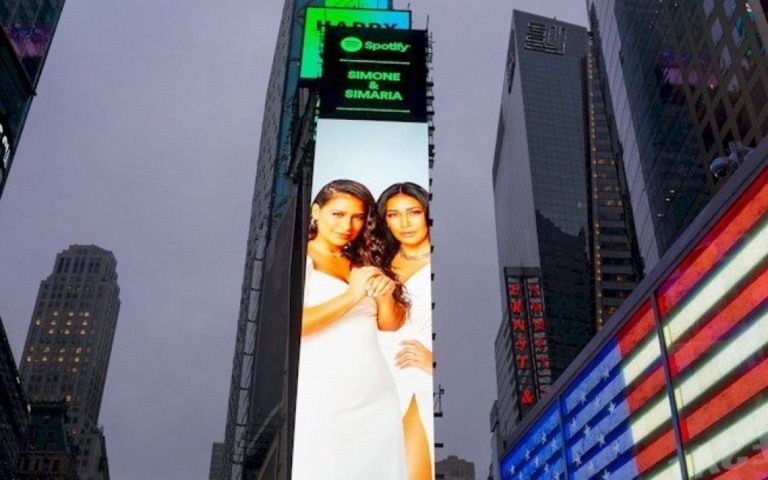 Simone e Simaria é destaque publicitário na Times Square