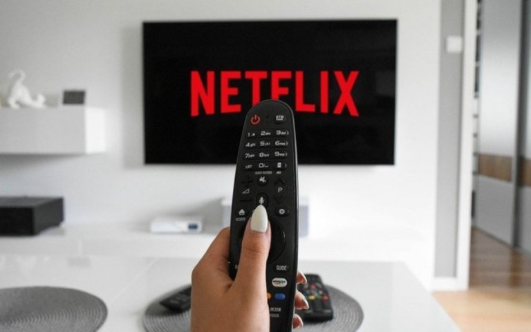 Netflix lucra muito mais que o esperado, mas ações caem 25%; entenda