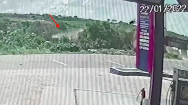 VÍDEO: motorista perde o controle, sai da pista e veículo 'voa'
