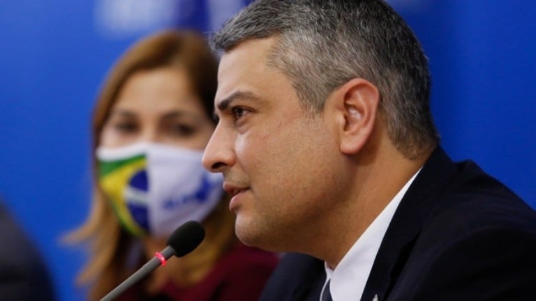 Senadores pedem afastamento de Angotti do governo após nota antivacina