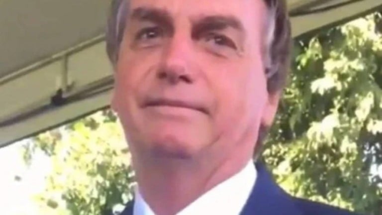 VÍDEO: Bolsonaro é chamado de "farsa" por estudante no Alvorada
