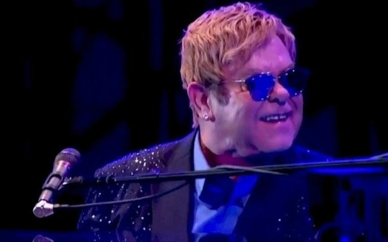 Elton John testa positivo para o coronavírus e adia shows nos EUA