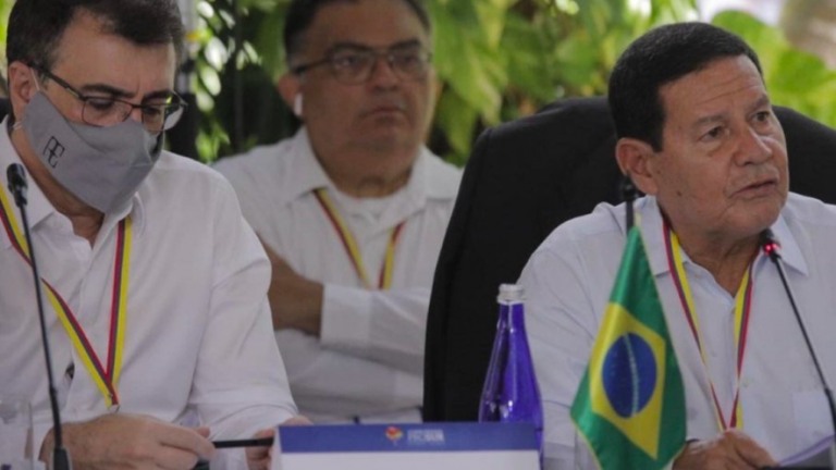 Na Colômbia, Mourão defende direitos humanos, vacinação e democracia
