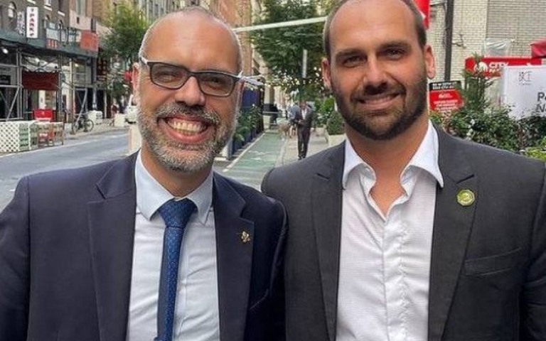 Eduardo Bolsonaro diz que blogueiro foragido do STF está "no exílio"