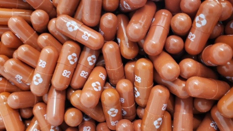 Farmacêuticas avançam para obter autorização de remédios contra Covid