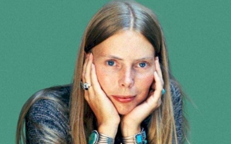 Joni Mitchell segue Neil Young e retira suas músicas do Spotify