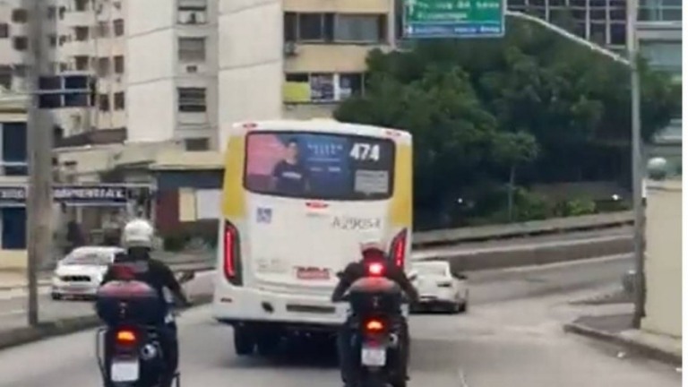 PMs escoltam principais ônibus que levam banhistas às praias do RJ