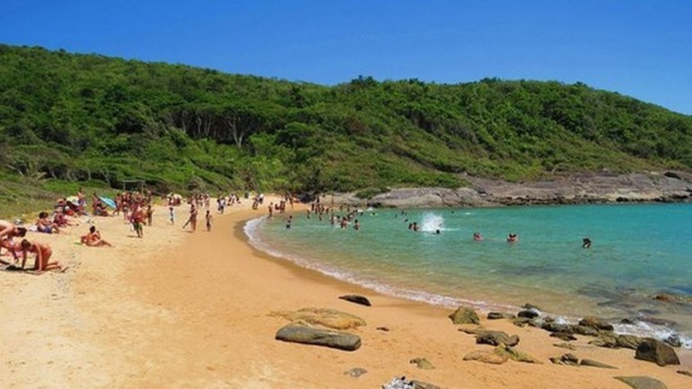 ES: jovem acorda com a barriga aberta em praia de Guarapari