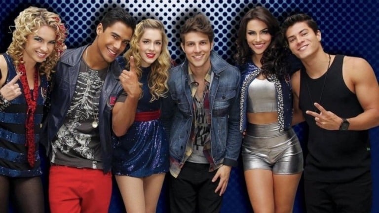"A Record cortou meu dedo e o do Micael na foto", diz atriz Lua Blanco