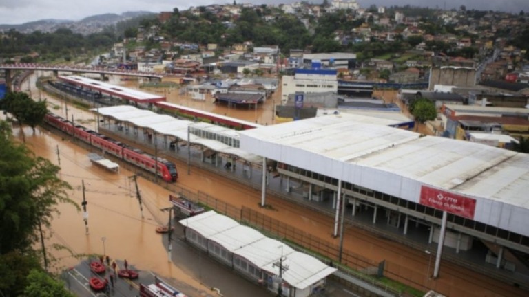 Chuvas em São Paulo: bombeiros continuam buscas por desaparecidos