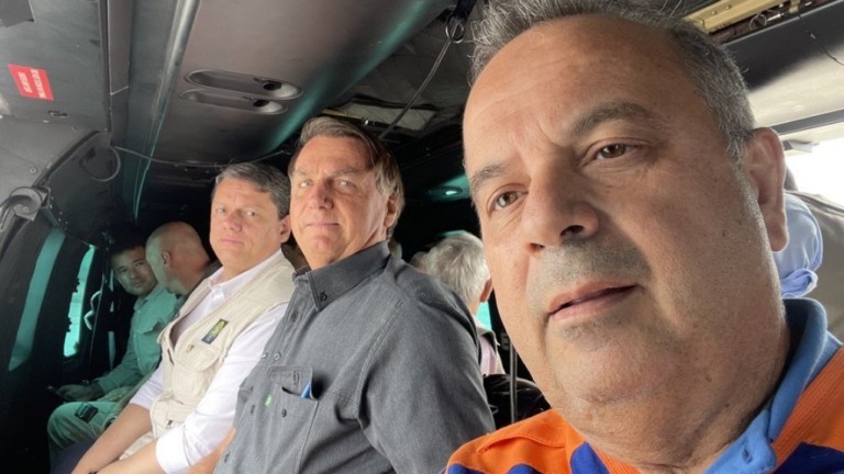 Bolsonaro sobrevoa áreas atingidas e se reúne com prefeitos em SP