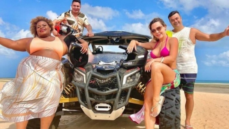 Jojo Todynho leva casal de amigos para lua de mel no Ceará