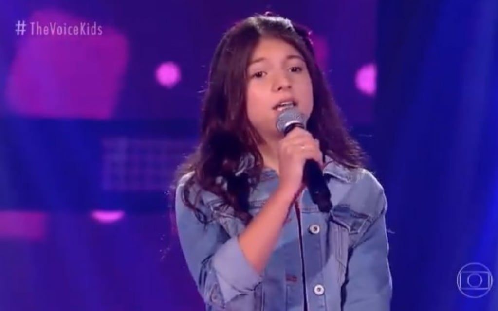 Neta de Milton Neves esquece a letra, mas é aprovada no 'The Voice Kids'; veja