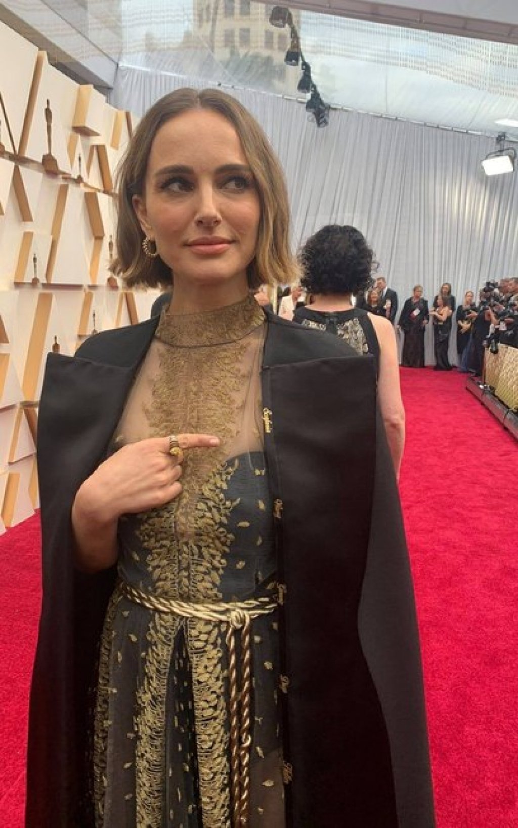 Natalie Portman borda em vestido nomes de diretoras esnobadas pelo Oscar 2020