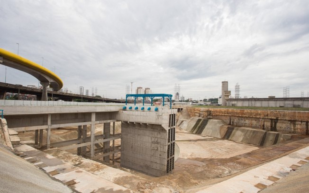 Menos da metade dos piscinões contra enchentes foi entregue por Prefeitura de SP