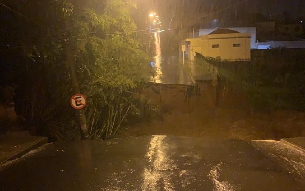 Chuva derruba ponte e deixa Botucatu em estado de calamidade