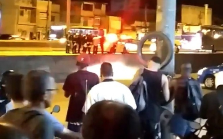 Passageiros são feitos reféns durante assalto a ônibus no Rio; assista