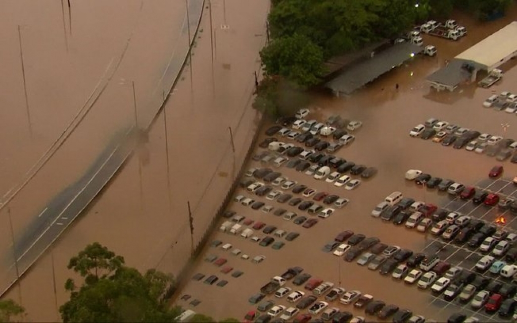 Caos em São Paulo! Chuva causa alagamentos e complicações na cidade