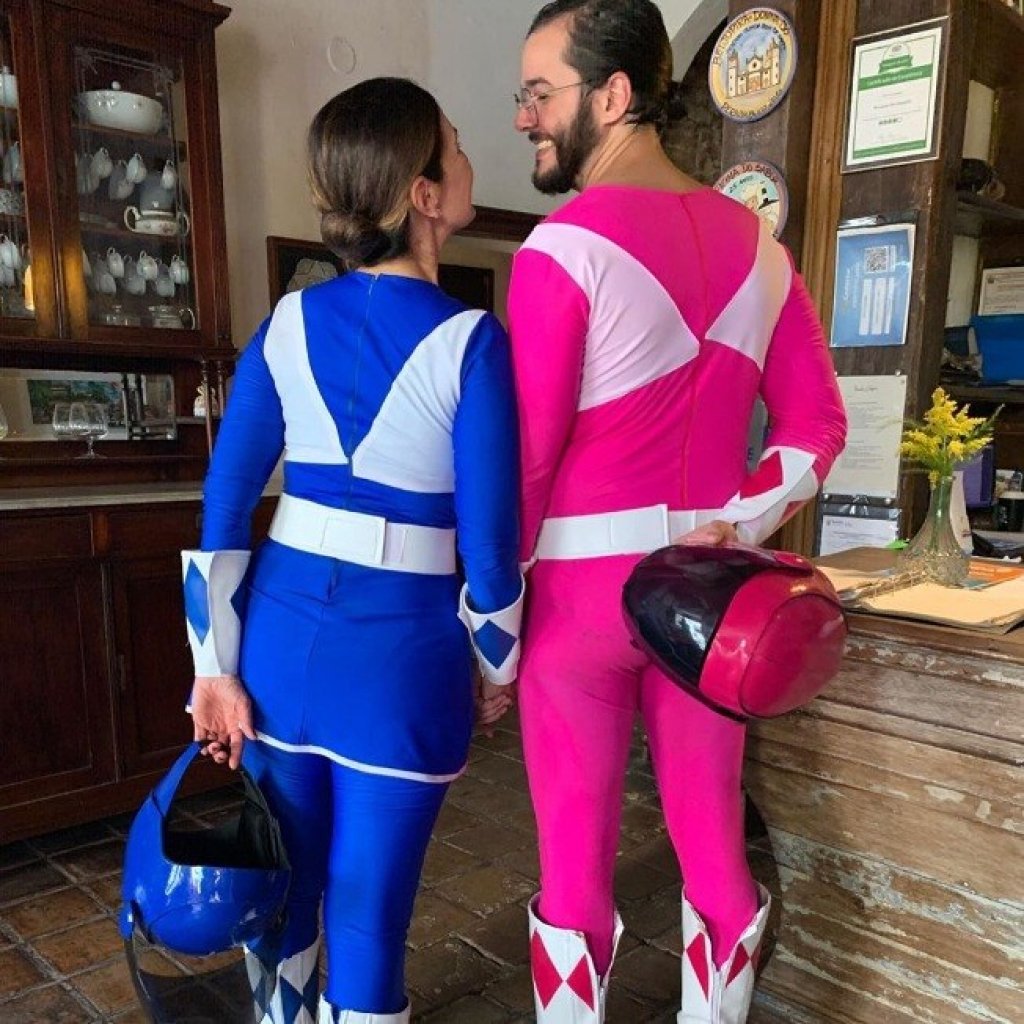 Fátima Bernardes e Túlio Gadelha curtem o carnaval vestidos de Power Rangers