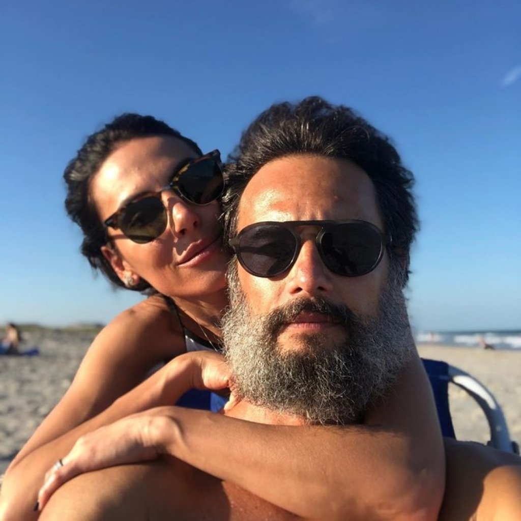 Rodrigo Santoro posta foto rara ao lado da esposa e é comparado com Papai Noel