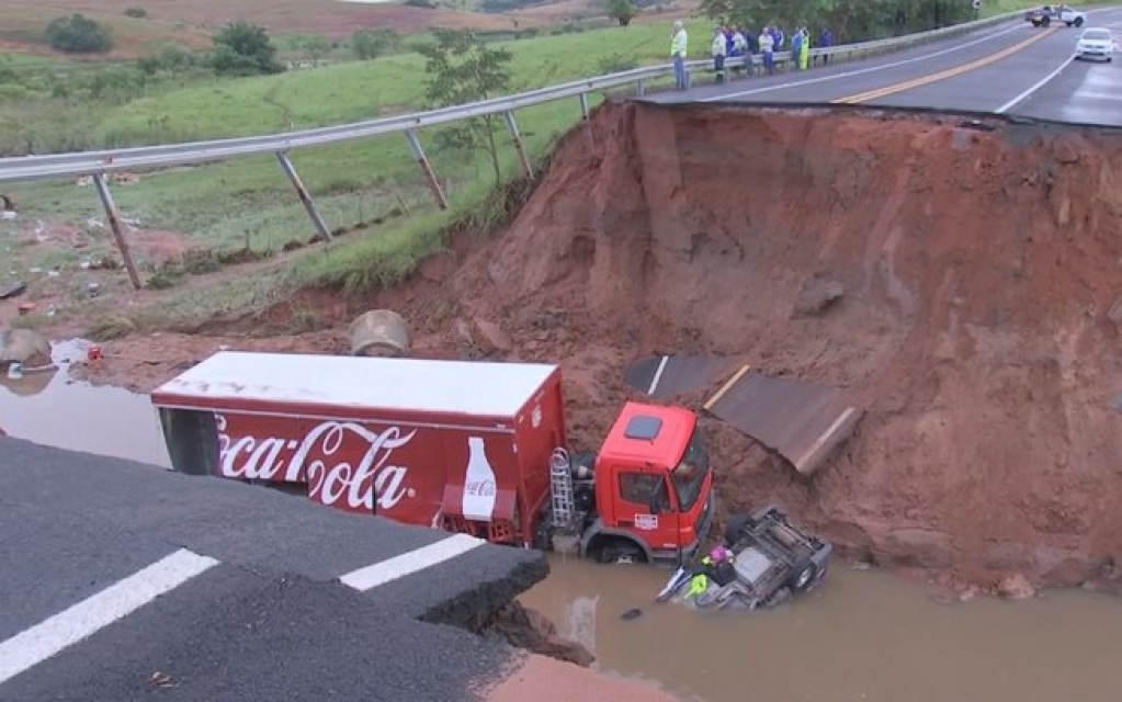 Caminhão e carro caem em cratera aberta por chuva em São Paulo; motorista morre