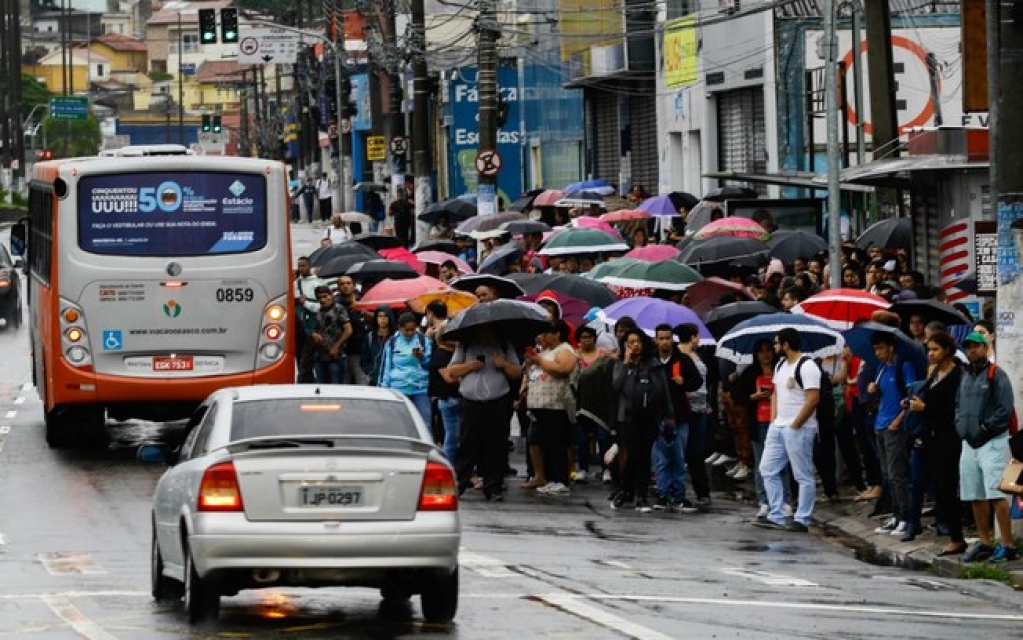 Após dia caótico, São Paulo deve ter clima nublado com chuva leve