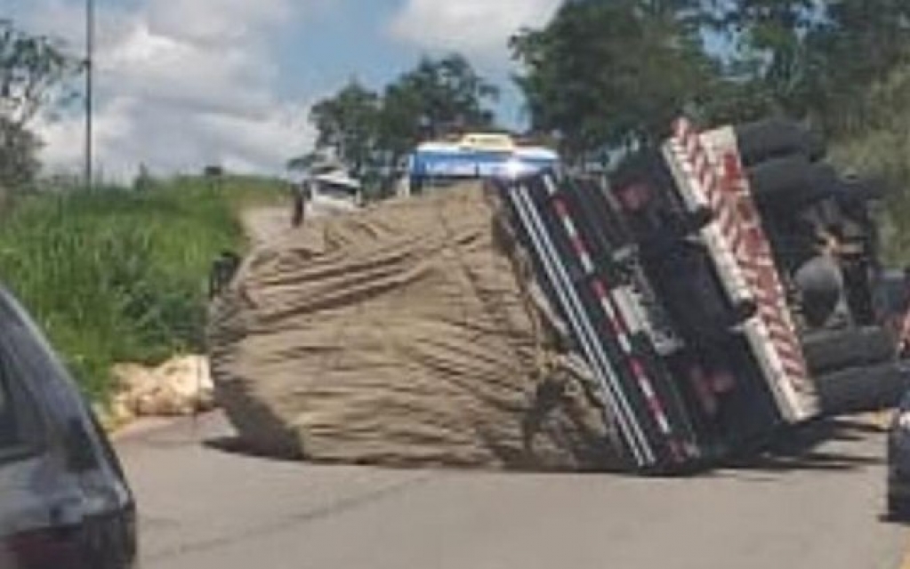 Multidão saqueia carga de frango abandonada por ladrões no Rio; assista