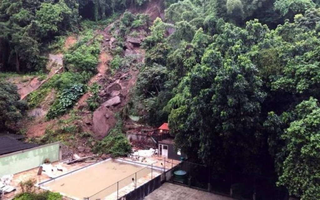 Deslizamento de terra atinge prédio no Rio de Janeiro