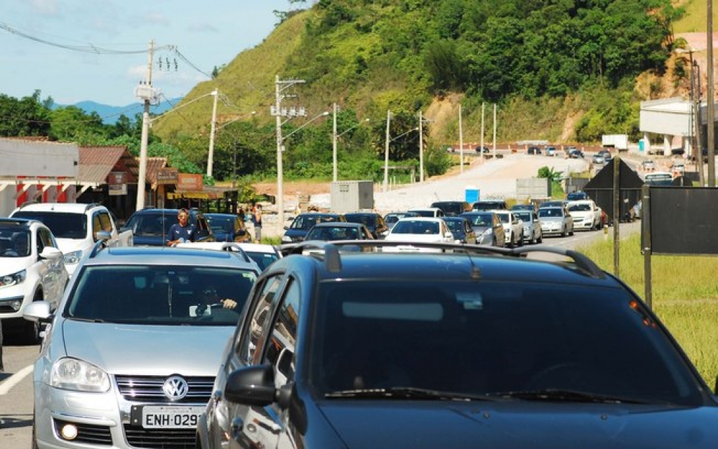 Acidente com carreta fecha pista central da avenida Ayrton Senna, no Rio