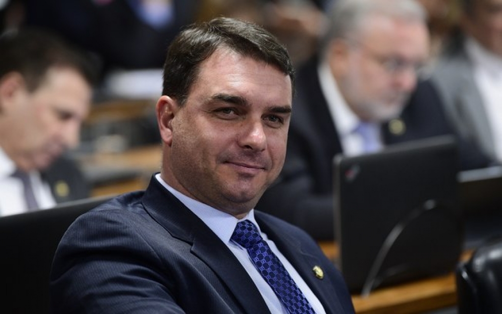 Flávio Bolsonaro se manifesta sobre morte de miliciano e cobra elucidação