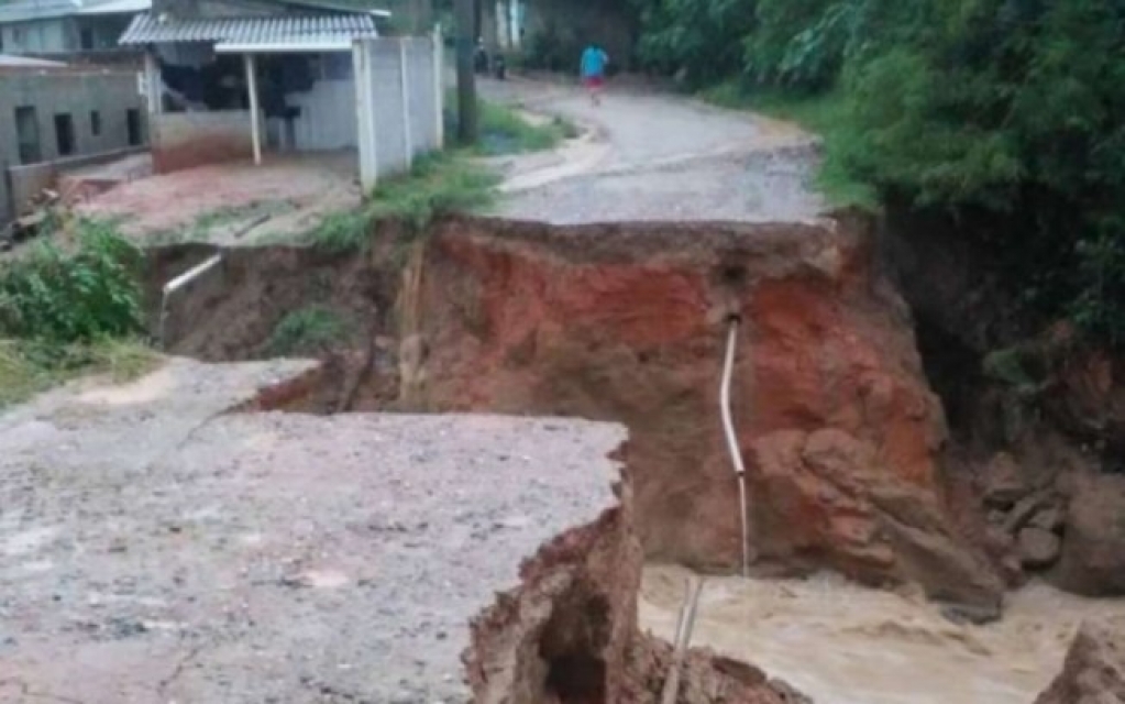 Duas crianças são soterradas em deslizamento causado por chuva