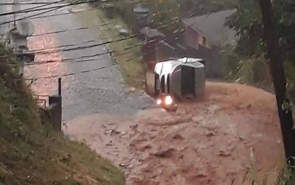 Homem morre soterrado em Petrópolis, no Rio de Janeiro