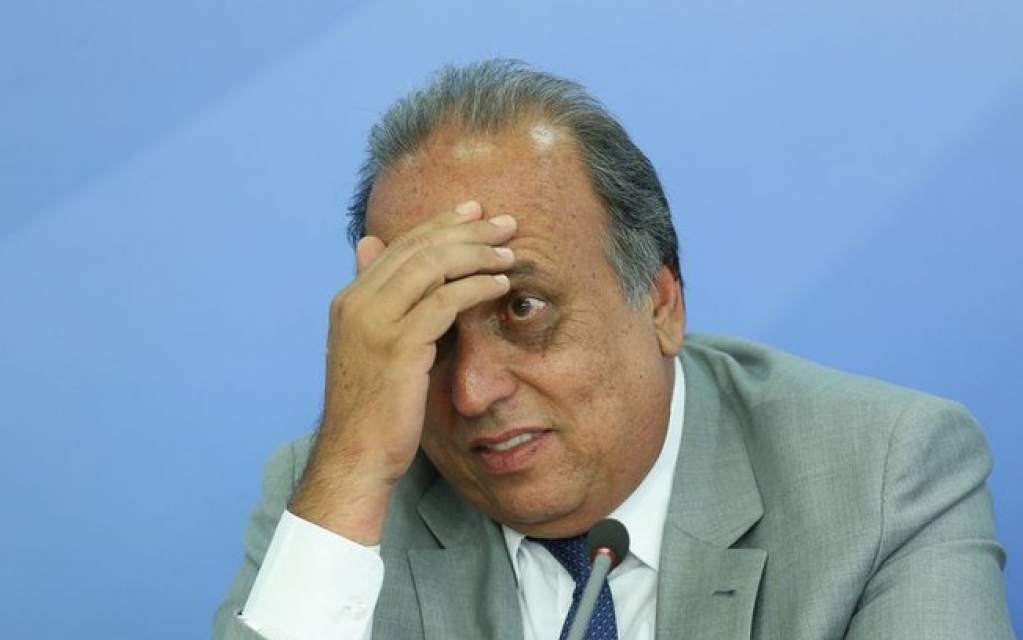 Réu na Lava Jato, Pezão é flagrado em bar bebendo cerveja em Piraí