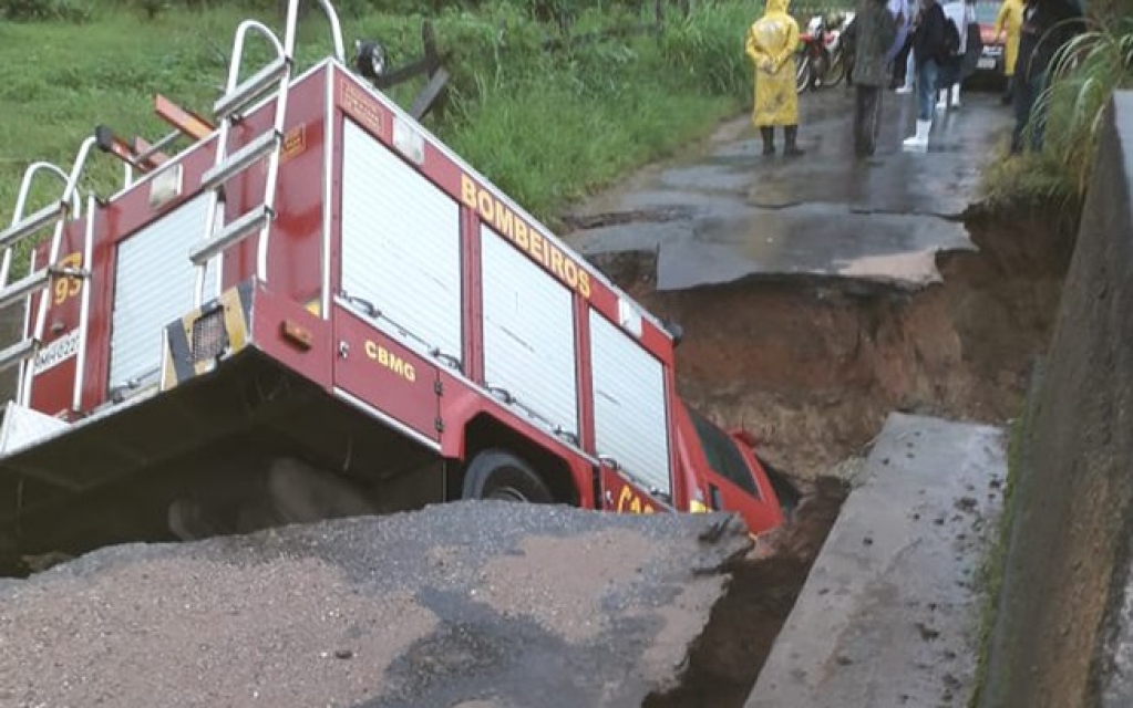 Ponte cede e viatura dos Bombeiros fica presa em buraco; veja imagens