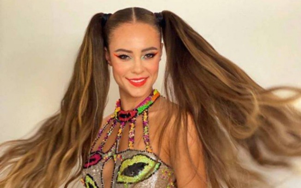 Com megahair, Paolla Oliveira é musa do 'Bloco da Favorita', em São Paulo