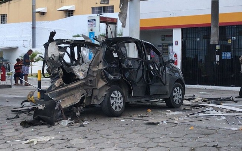 Cilíndro de gás explode e carro fica destruído em Pernambuco